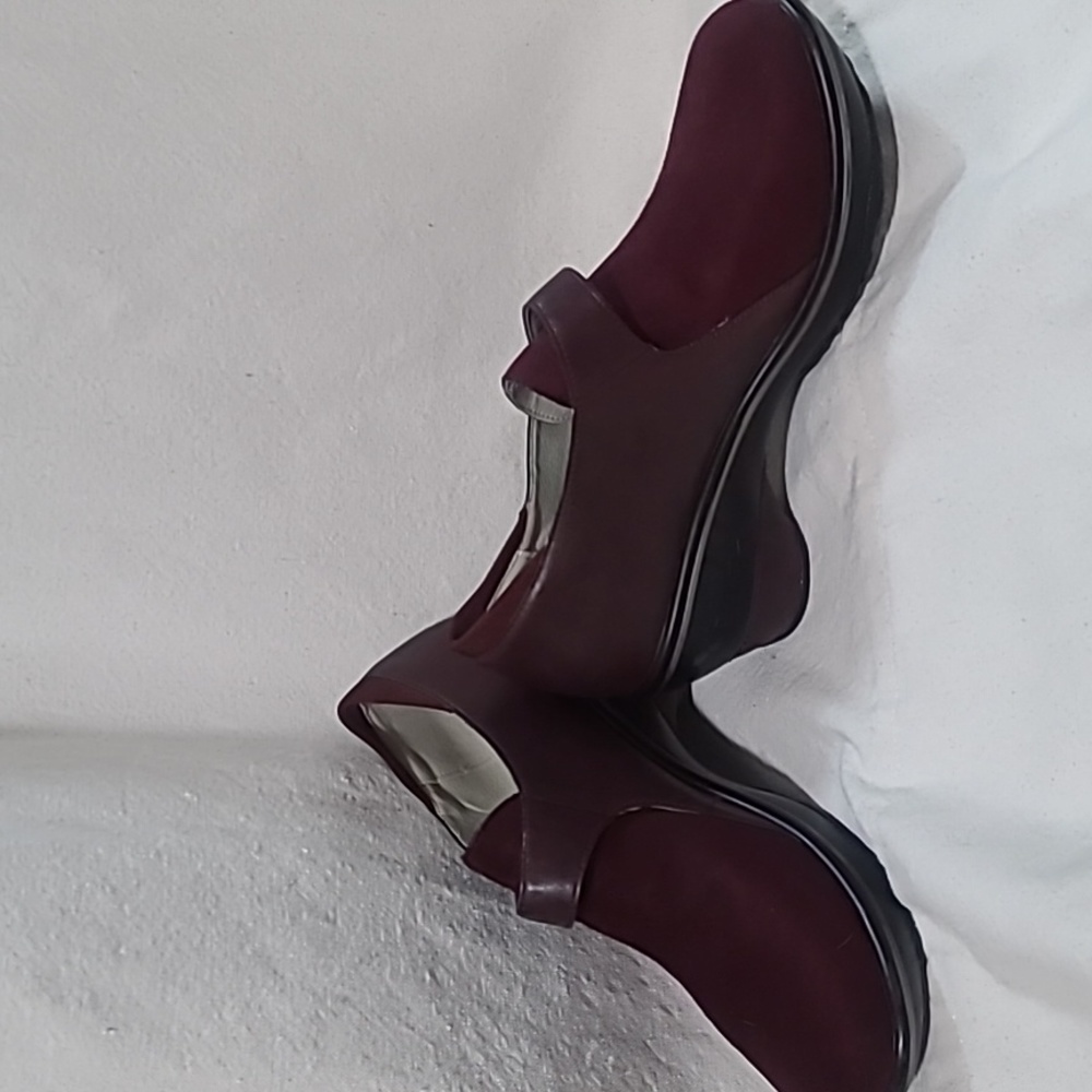 Size 9.5 JAMBU shoes.